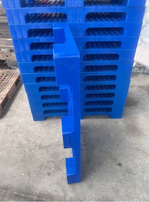 Độ dày khung chân và lỗ nâng pallet nhựa xanh