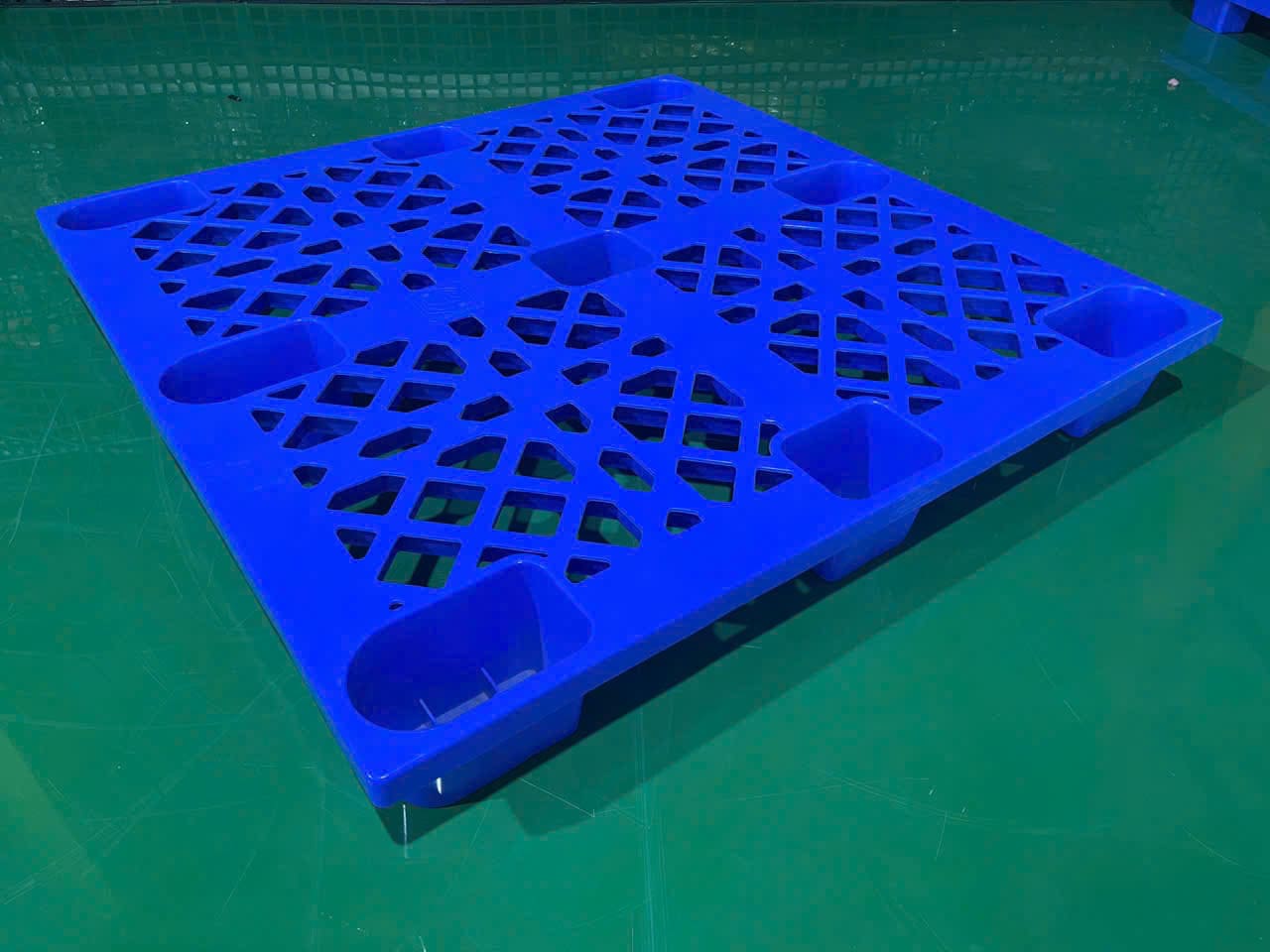 Pallet nhựa 9 chân gù màu xanh mặt lưới mắt cáo chống trượt