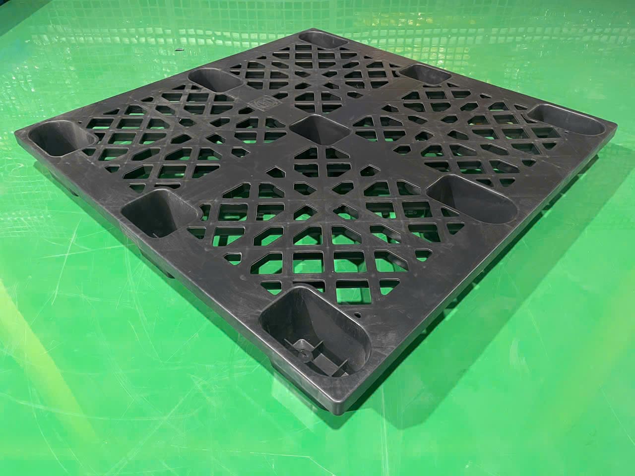 Pallet nhựa đen 9 chân cốc xếp lồng phục vụ xuất khẩu một chiều