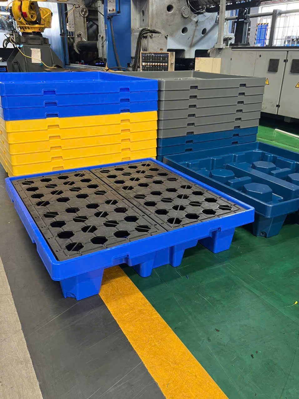 Pallet chống tràn hóa chất màu xanh sàn lưới đen chịu tải