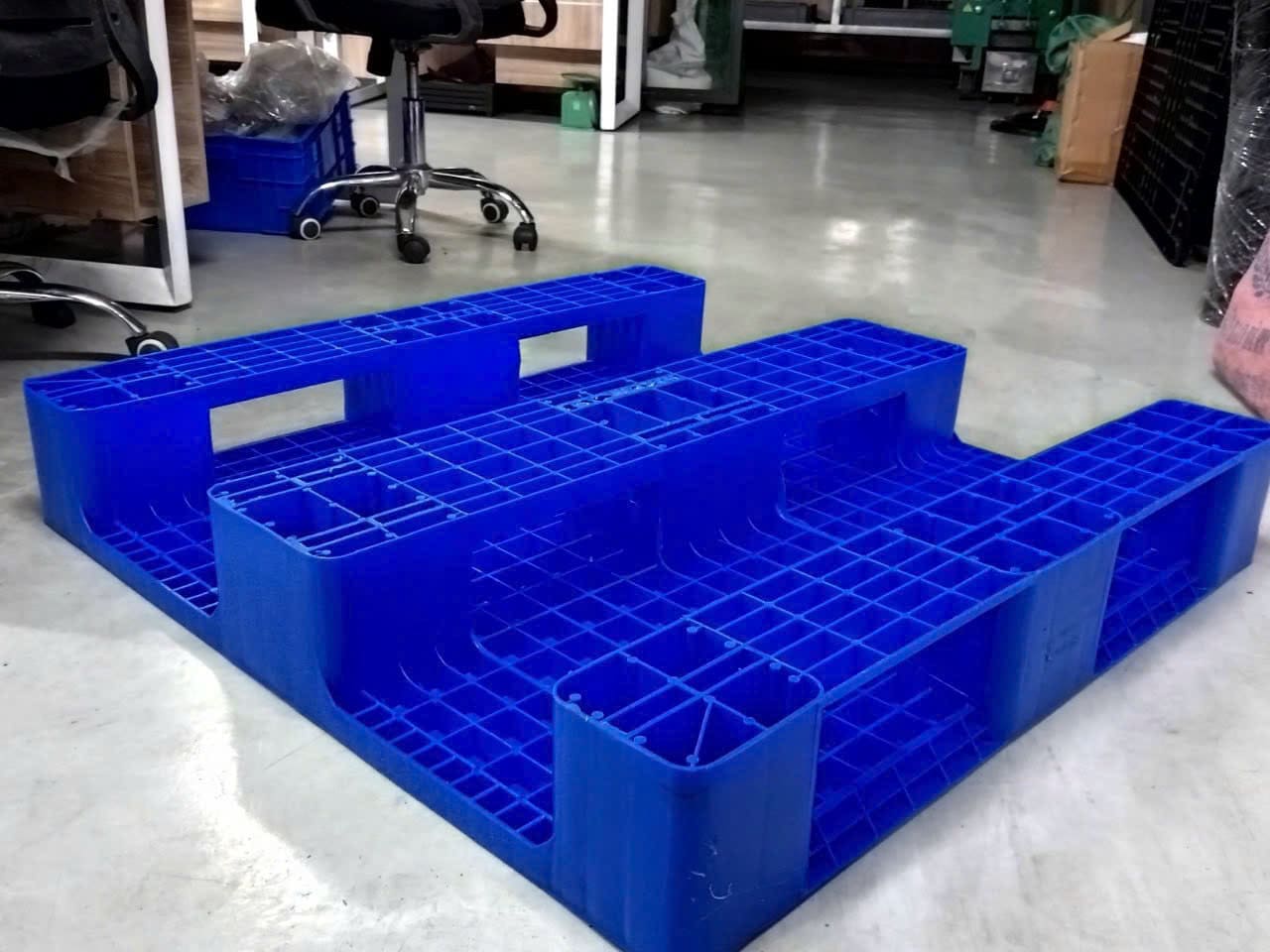 Mặt đáy pallet nhựa xanh 3 chân thẳng nan đan chịu lực