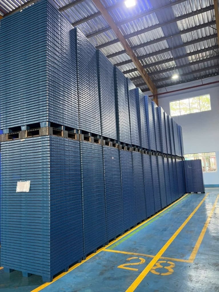Tổng kho tấm pallet nhựa lót sàn màu xanh số lượng lớn