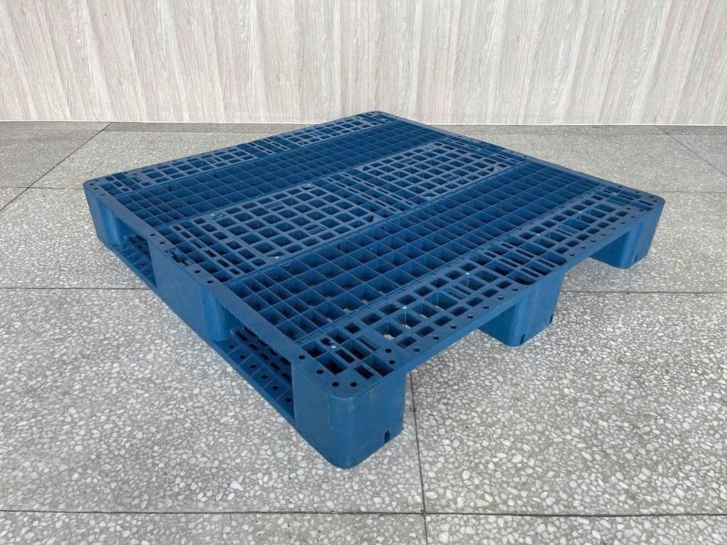 Pallet nhựa màu xanh mặt lưới 4 hướng nâng chịu lực 