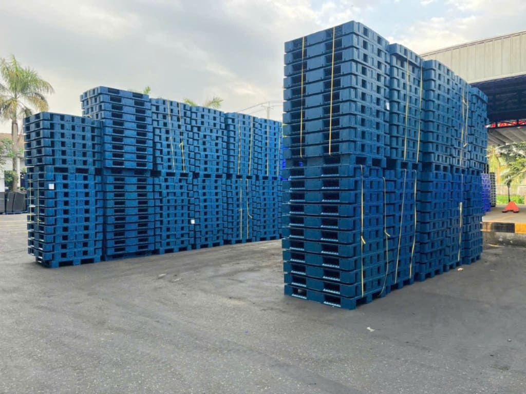 Tập kết pallet nhựa xanh công nghiệp số lượng lớn 