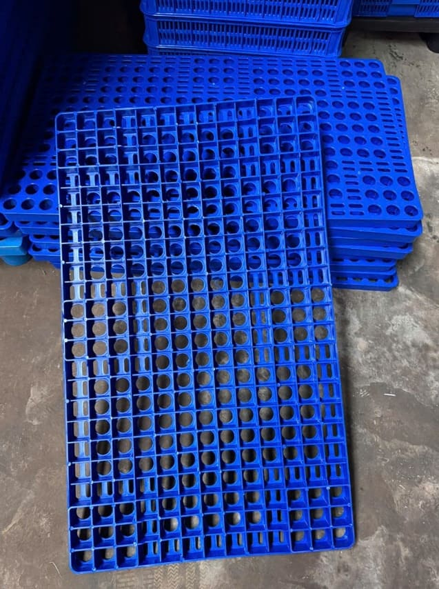 Mặt dưới cấu tạo gân chịu lực của tấm pallet nhựa lót sàn tại Pallet Nhựa Thịnh Phát