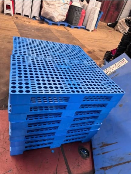 Pallet nhựa lót sàn màu xanh 2 hướng nâng