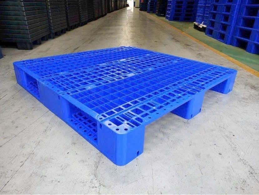 Pallet nhựa chân cốc màu xanh mặt lưới thoáng khí
