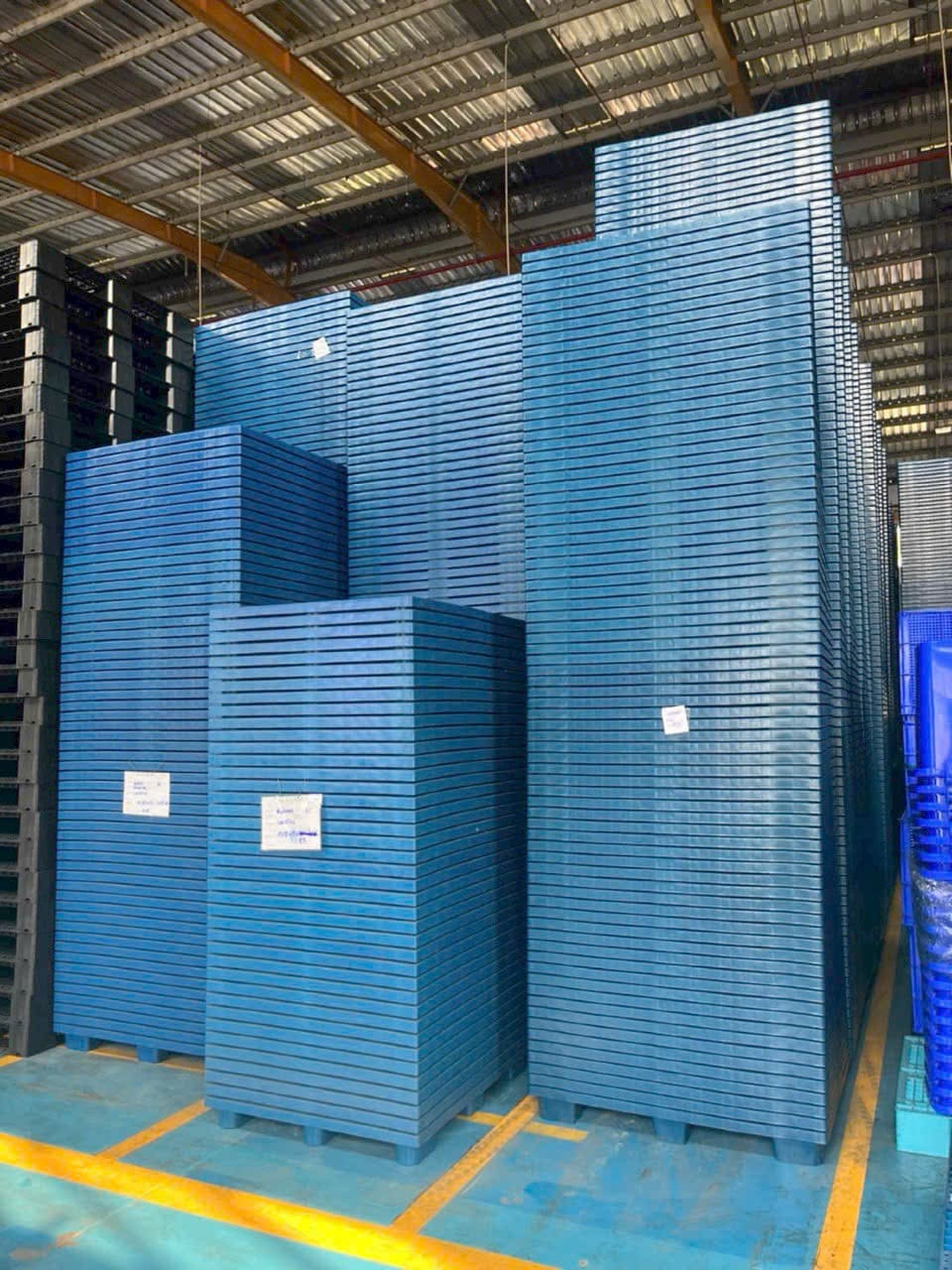 Tổng kho pallet nhựa lót sàn số lượng lớn sẵn sàng giao hàng tại muabannhuacongnghiep