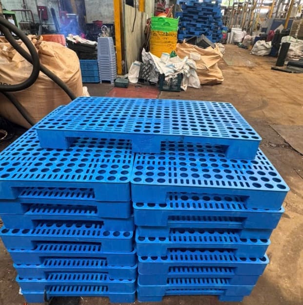 Các tấm pallet nhựa lót sàn màu xanh chống ẩm sẵn kho tại Pallet Nhựa Thịnh Phát