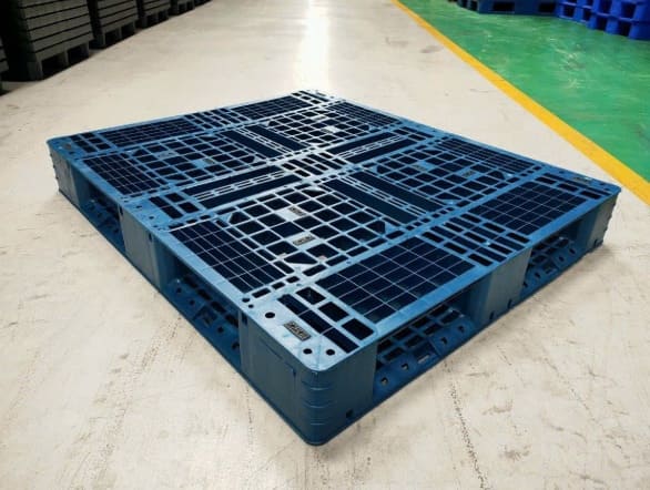 Pallet nhựa màu xanh 4 hướng nâng chịu tải nặng tại muabannhuacongnghiep