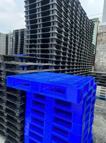 Pallet nhựa xanh chịu tải nặng và các khối pallet đen tại Pallet Nhựa Thịnh Phát