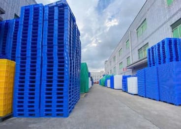 Kho pallet nhựa xanh và sóng nhựa công nghiệp tại muabannhuacongnghiep