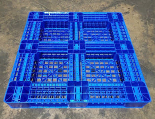 Cấu trúc mặt đáy chân giằng chịu lực của pallet nhựa xanh