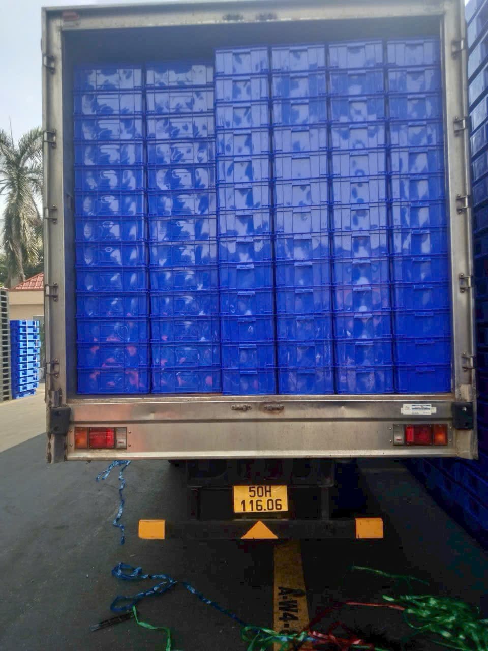 Thùng xe tải bốc xếp đầy sóng nhựa bít màu xanh