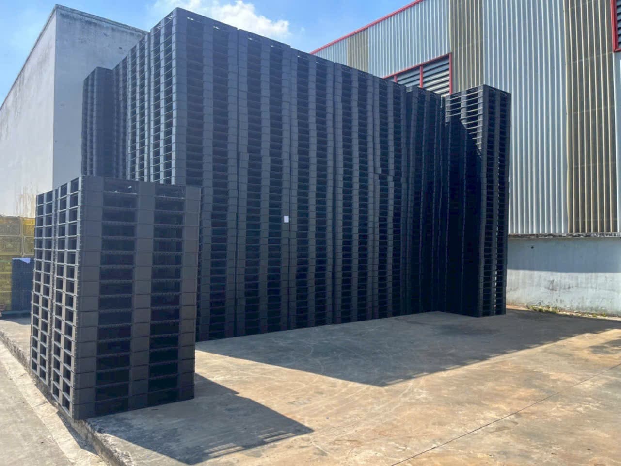 Kho hàng cung cấp pallet nhựa đen số lượng lớn
