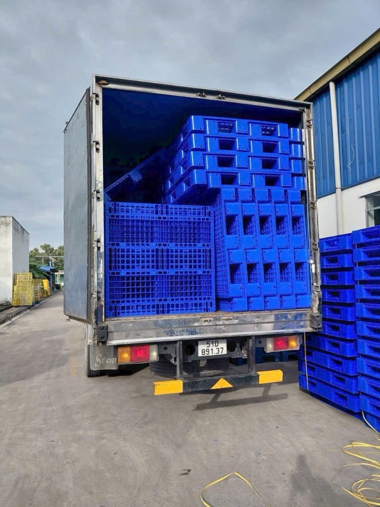 i giao hàng pallet nhựa xanh số lượng lớn tận nơi từ Pallet Nhựa Thịnh Phát