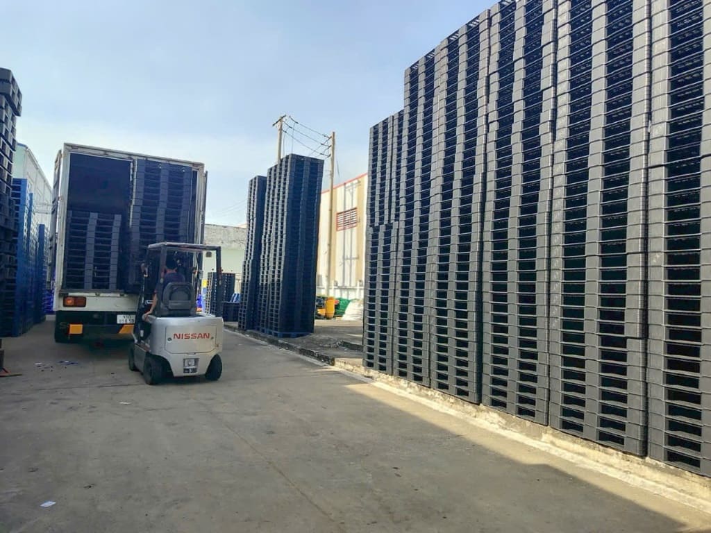 Quy trình bốc xếp giao pallet nhựa đen chịu tải nặng cho khách tại muabannhuacongnghiep 