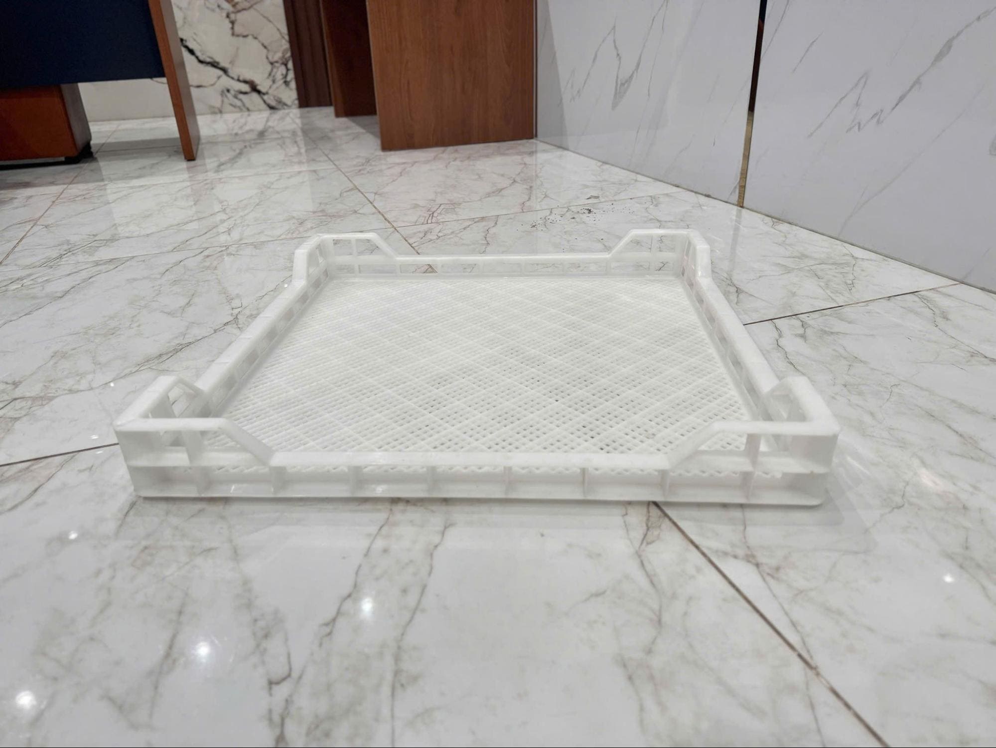 Khay sấy nhựa màu trắng chịu nhiệt nan lưới nhỏ đúc viền gờ nổi