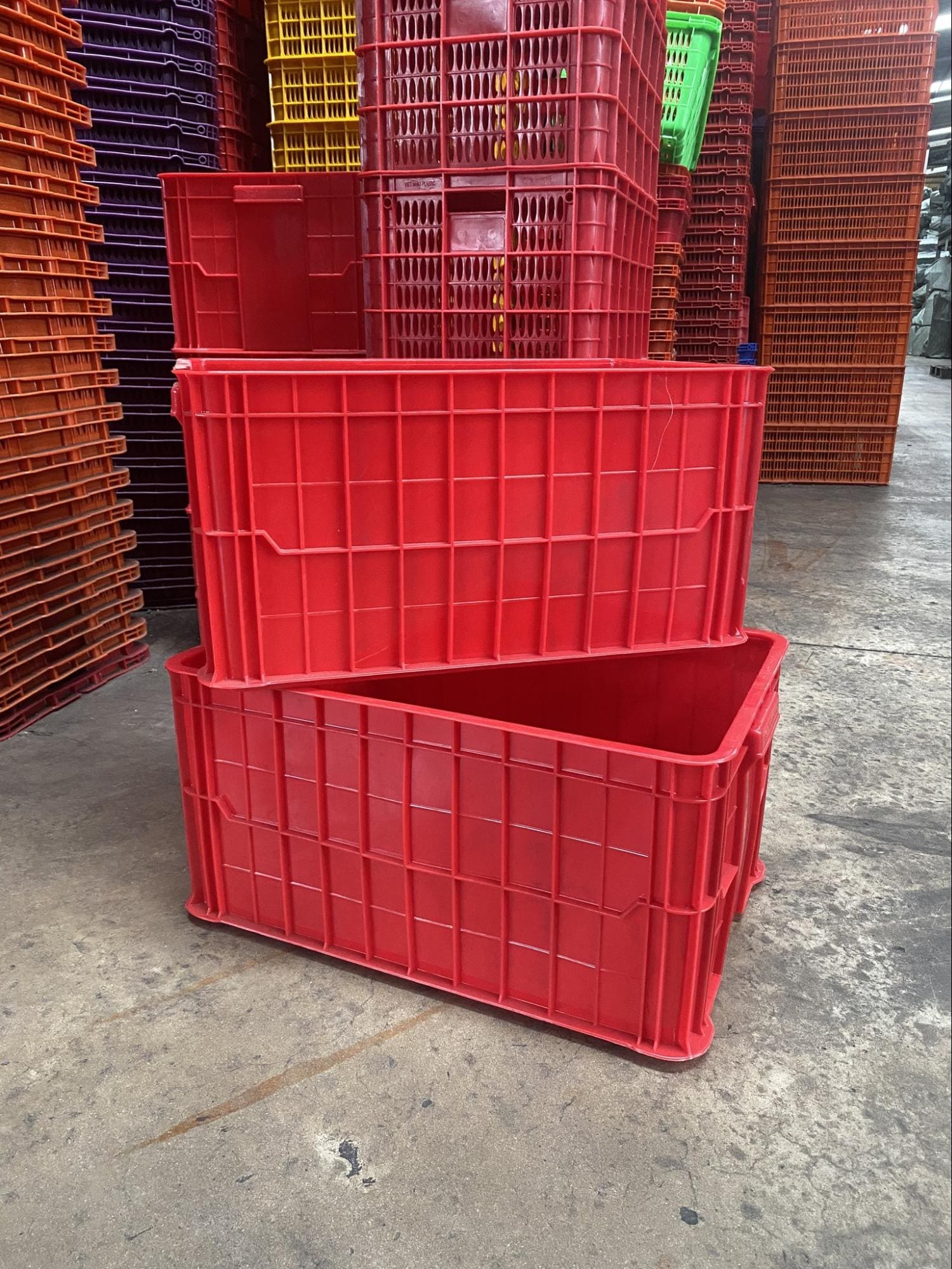 Thùng nhựa đặc màu đỏ 3T1 thành cao gân tăng cứng xếp so le