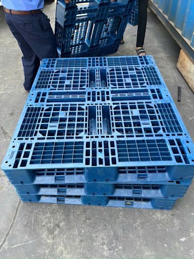 Pallet nhựa xanh mặt lưới chịu tải nặng 4 hướng nâng
