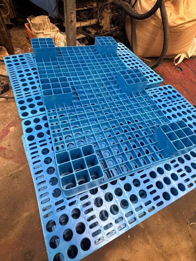 Cấu trúc mặt đáy chân đế tấm pallet nhựa lót sàn