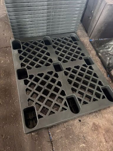 Pallet nhựa đen 9 chân cốc mặt lưới mắt cáo xuất khẩu