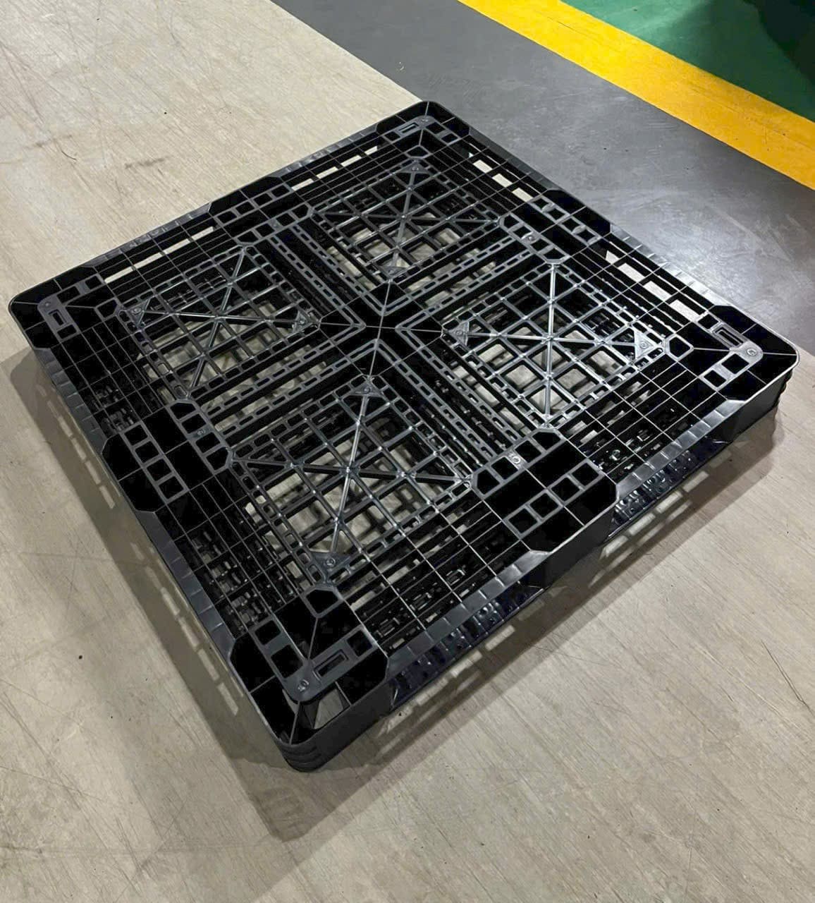 Mặt đáy cấu trúc gân tăng cứng chịu lực của pallet nhựa đen