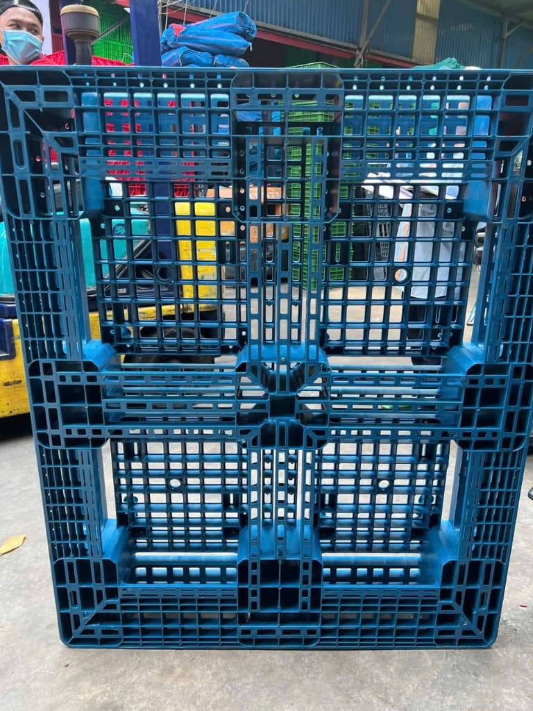 Kết cấu mặt đáy khung chân dầm chịu lực pallet nhựa xanh