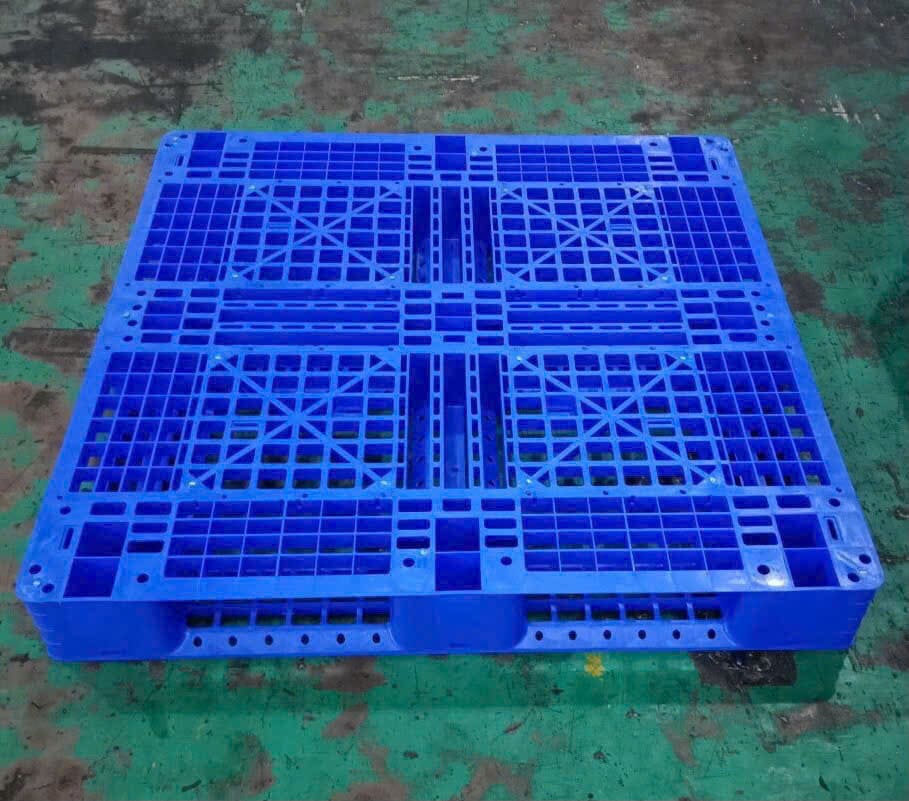 Bề mặt lưới pallet nhựa xanh đúc nguyên khối chống trượt