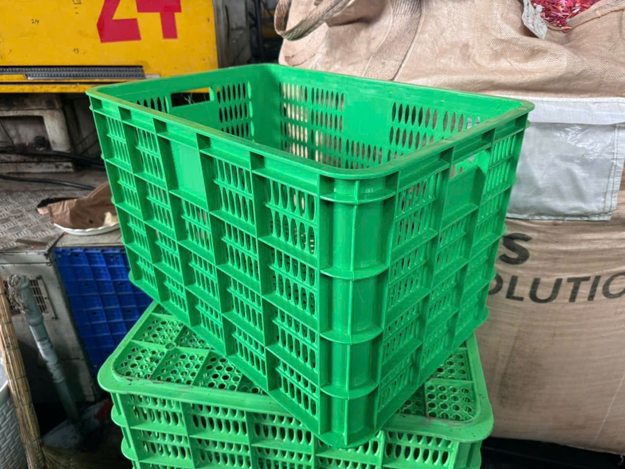 Sóng nhựa hở màu xanh lá cây nan dọc sâu lòng có quai bưng