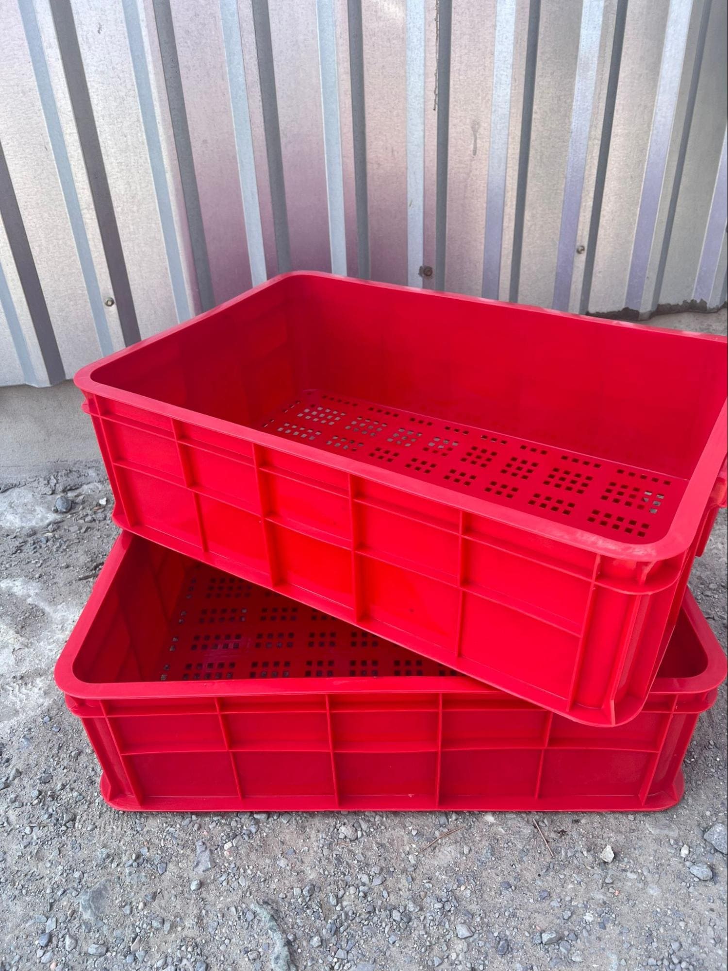 Khay nhựa màu đỏ thành kín đáy đục lỗ xếp chồng chịu lực