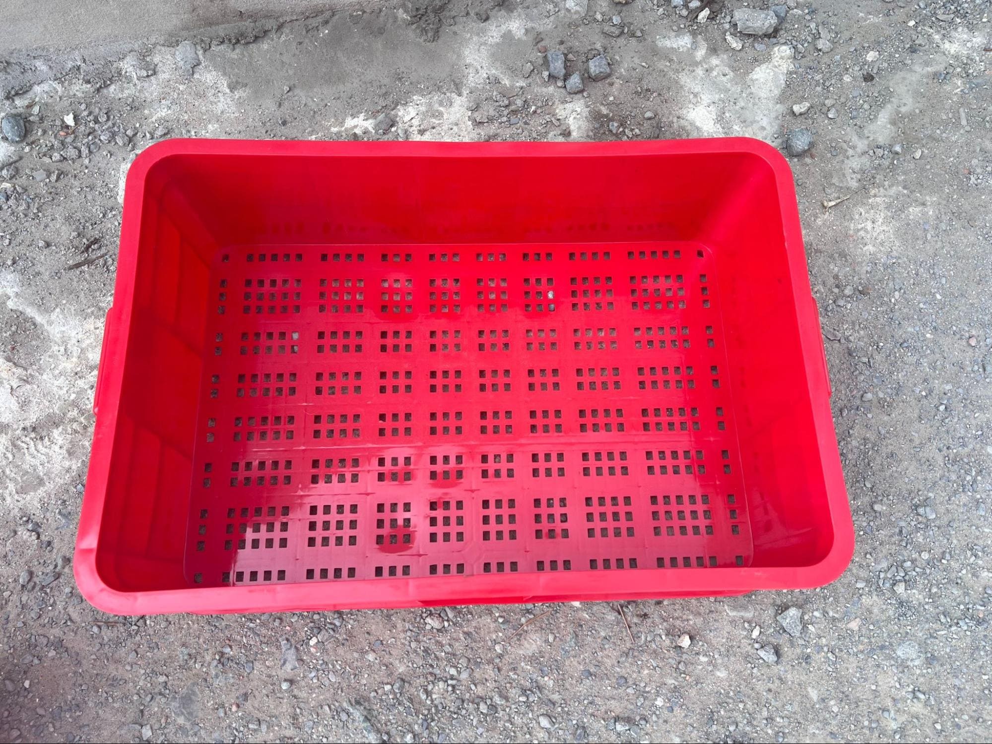 Mặt đáy sóng nhựa màu đỏ đục lỗ thoát nước và thông khí