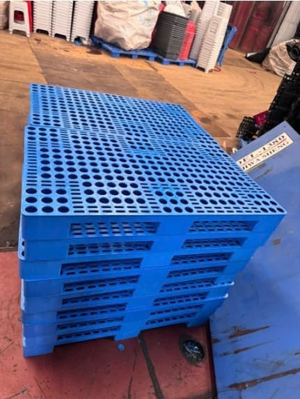Pallet nhựa lót sàn màu xanh 2 hướng nâng