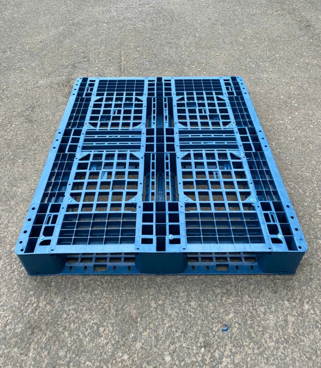 Pallet nhựa xanh mặt lưới ô vuông chịu tải trọng nặng