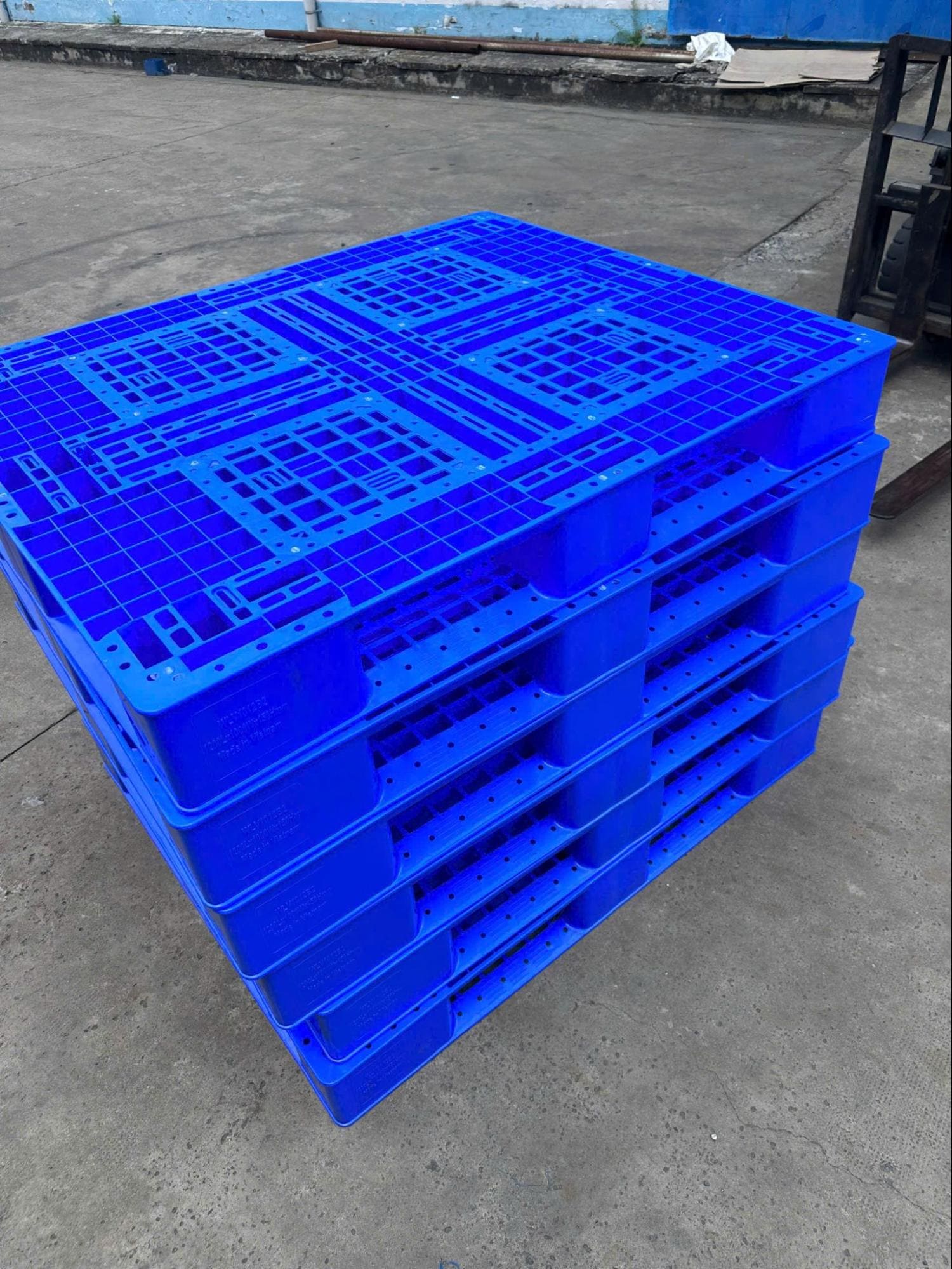 Cọc pallet nhựa xanh chân cốc 