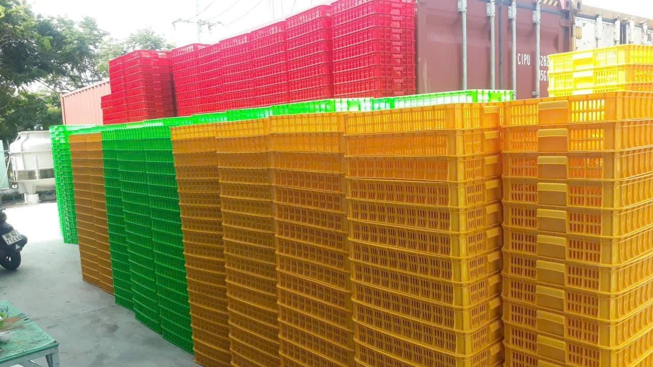 Sóng nhựa công nghiệp màu vàng xanh lá đỏ xếp tầng ngoài bãi