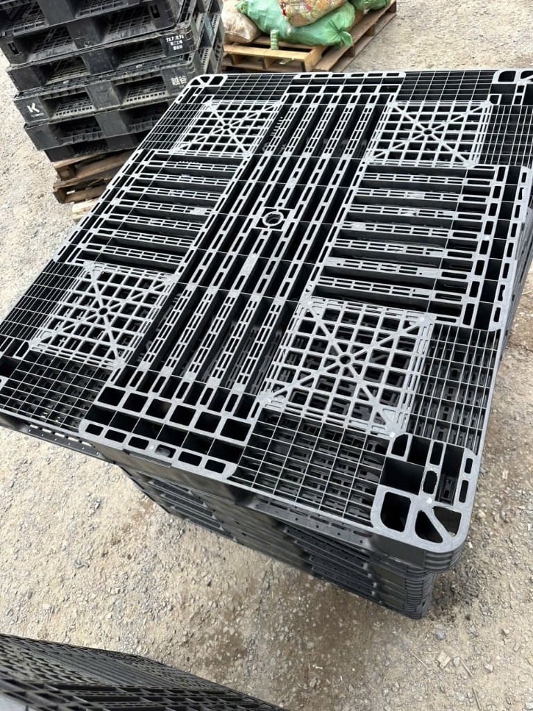 Cận cảnh cấu trúc lưới của pallet nhựa đen