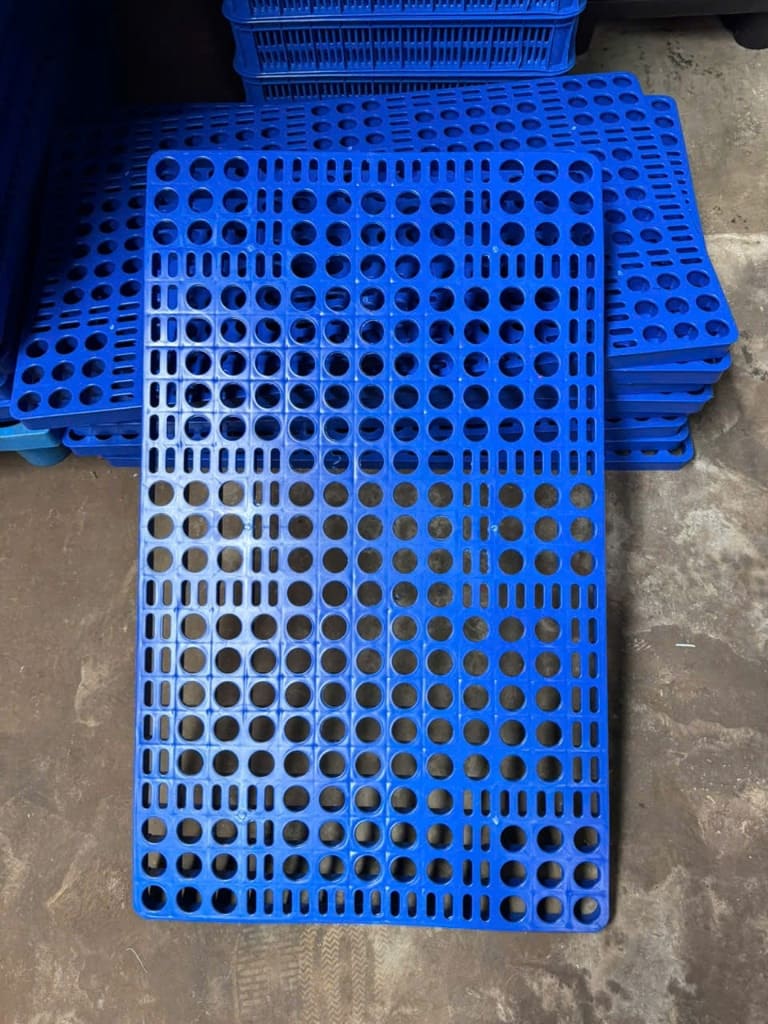 Tấm pallet nhựa lót sàn màu xanh mặt lưới thoáng khí chống ẩm mốc