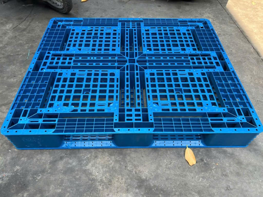 Cấu tạo mặt dưới và chân giằng chịu lực của pallet nhựa công nghiệp 