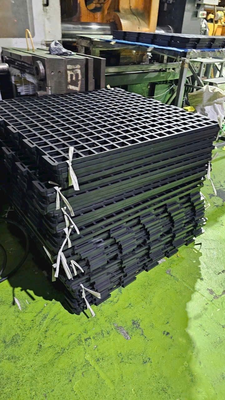 Tấm pallet nhựa lót sàn màu đen mặt lưới ô vuông