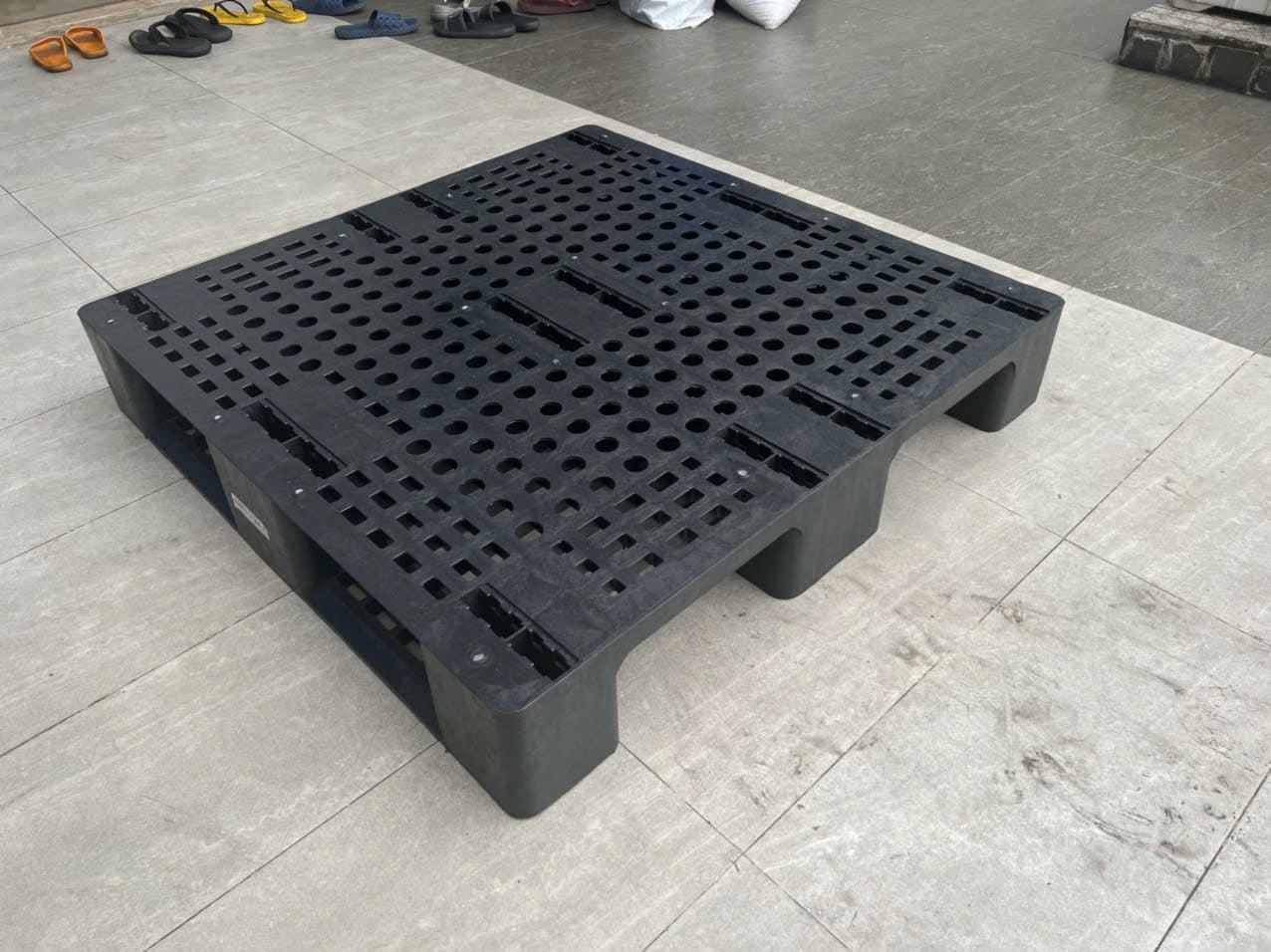 Pallet nhựa màu đen 9 chân cốc mặt lưới lỗ tròn lót sàn