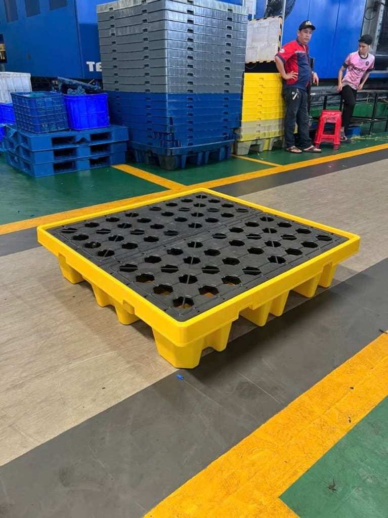 Pallet nhựa chống tràn dầu và hóa chất màu vàng