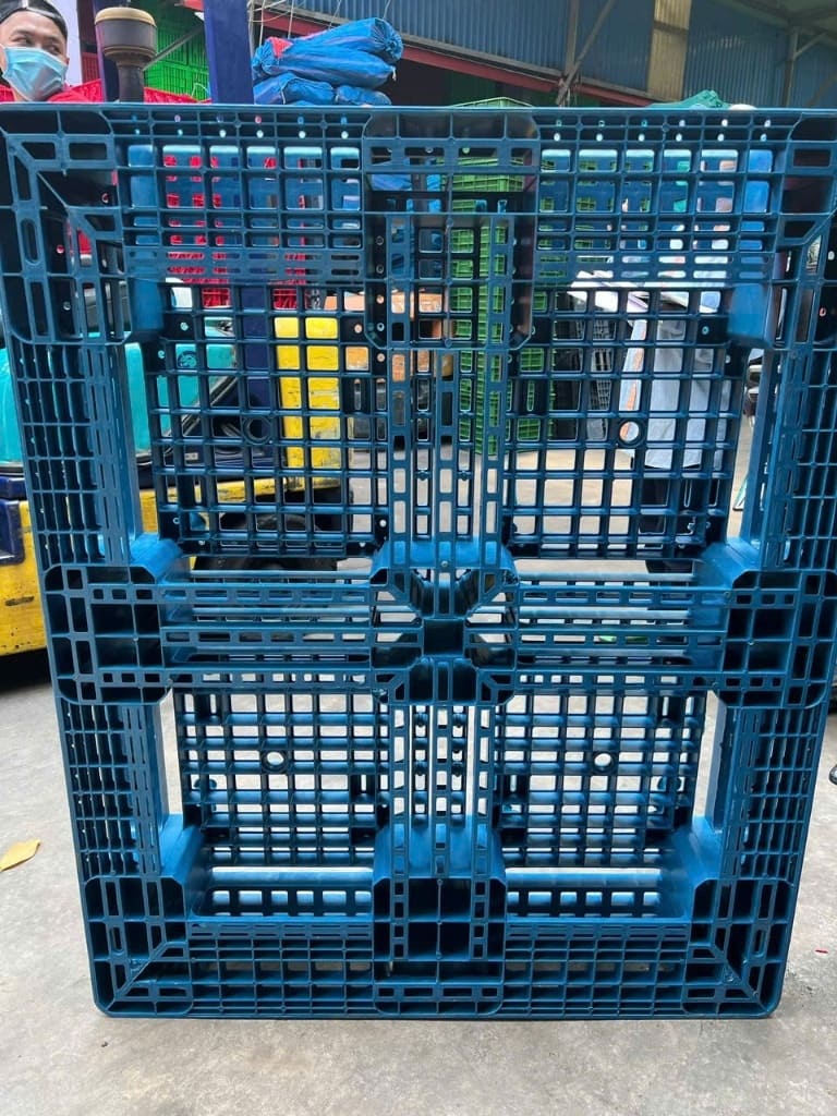 Mặt đáy chân giằng chịu lực của pallet nhựa xanh