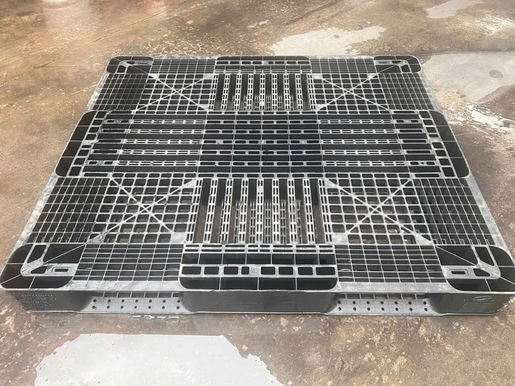 Pallet nhựa đen mặt lưới chịu tải nặng tại Pallet Nhựa Thịnh Phát