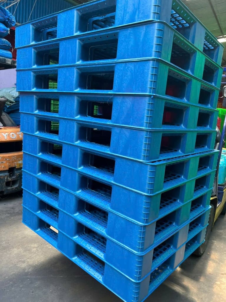 Pallet nhựa màu xanh chịu tải nặng chuyên dùng cho xe nâng