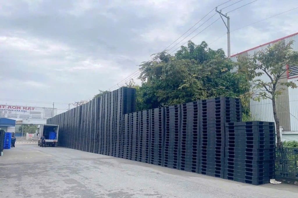 Tổng kho pallet nhựa đen sẵn hàng số lượng lớn giá sỉ tại muabannhuacongnghiep