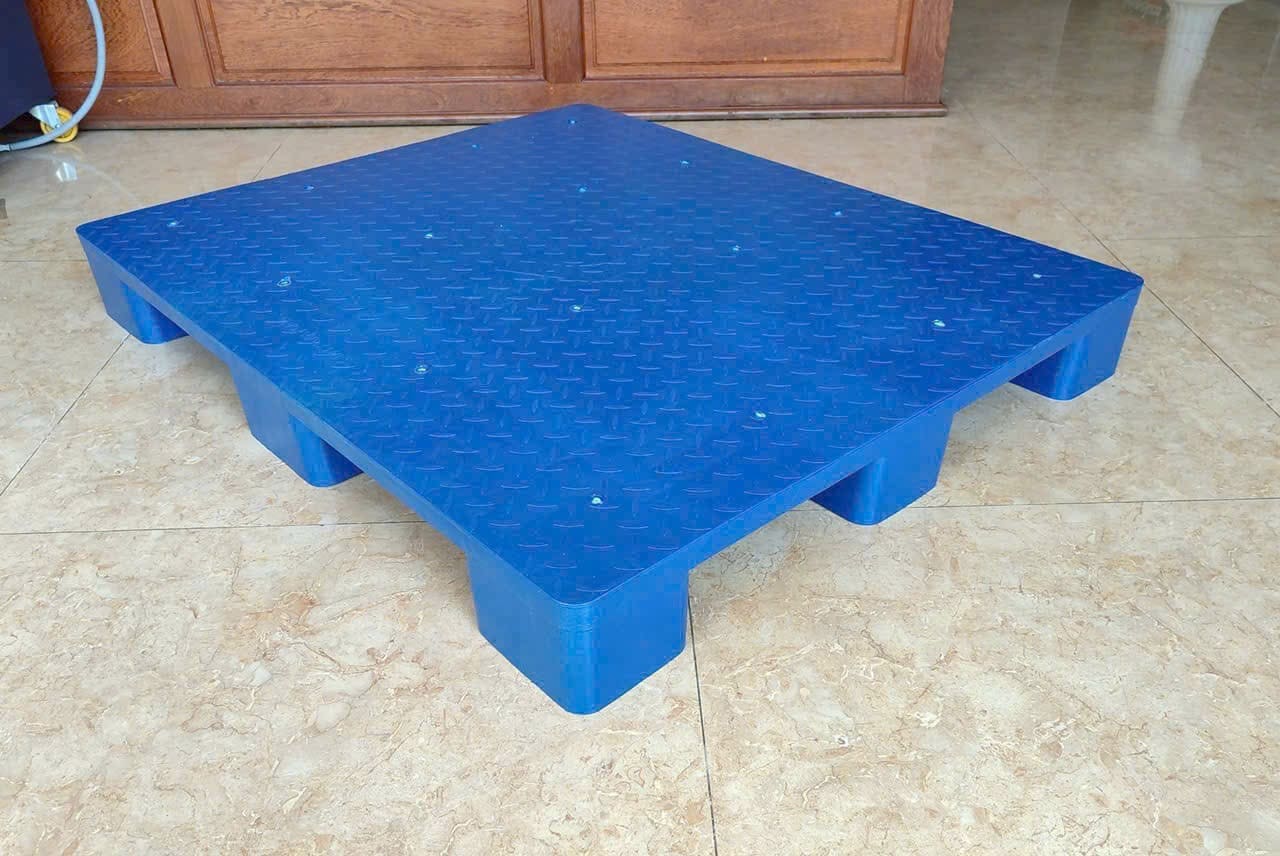 Pallet nhựa mặt bít màu xanh chân cốc chống trượt