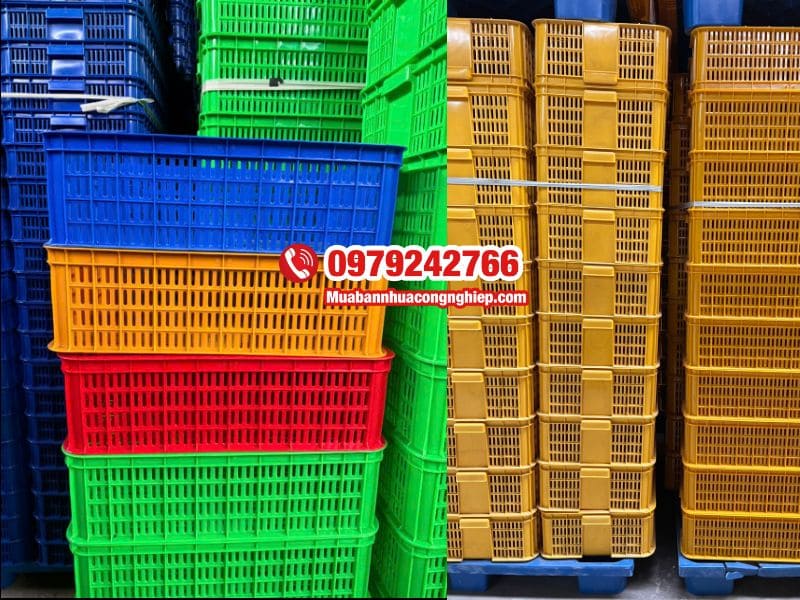 Sóng nhựa hở nhiều màu và sọt nhựa vàng xếp trên pallet tại kho