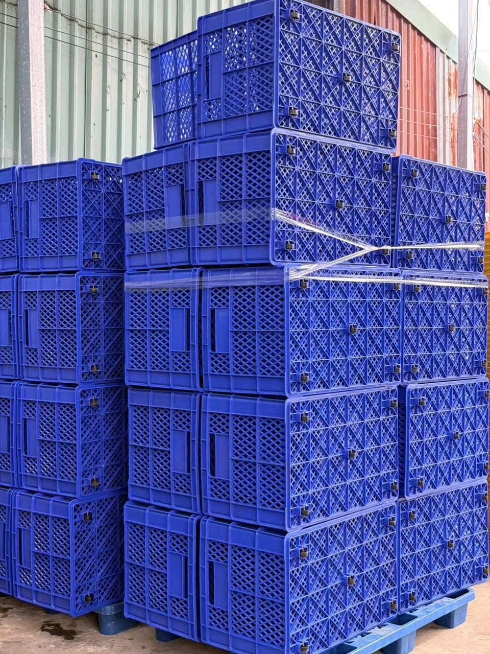 Kiện sóng nhựa hở xanh dương có gắn bánh xe xếp trên pallet