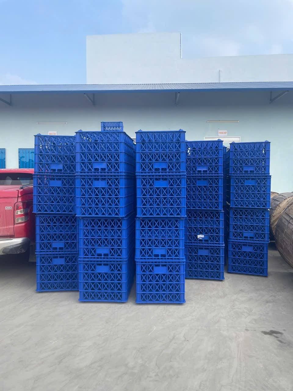 sóng nhựa mắt cáo màu xanh dương xếp chồng bảo quản nông sản